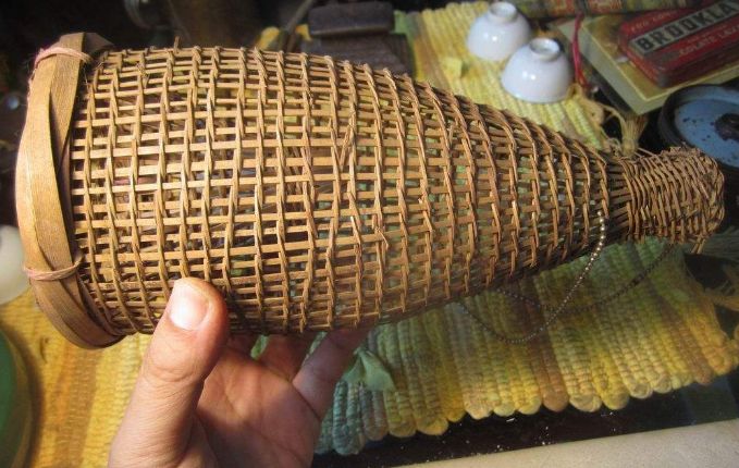 农村小伙子野外捕捉大黄鳝,地笼黄鳝捕捉技巧