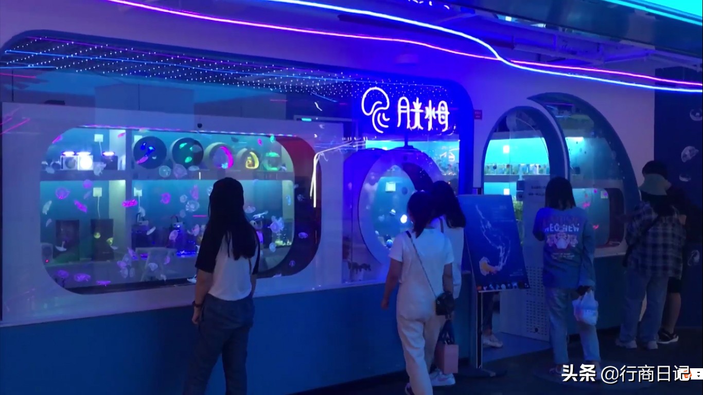 转一转：西单华威商场的潮铺街和约饭街，青春的味道