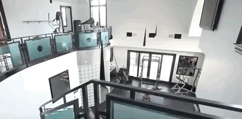 记不住她变化莫测的脸有什么关系？三层楼超豪华别墅过目难忘