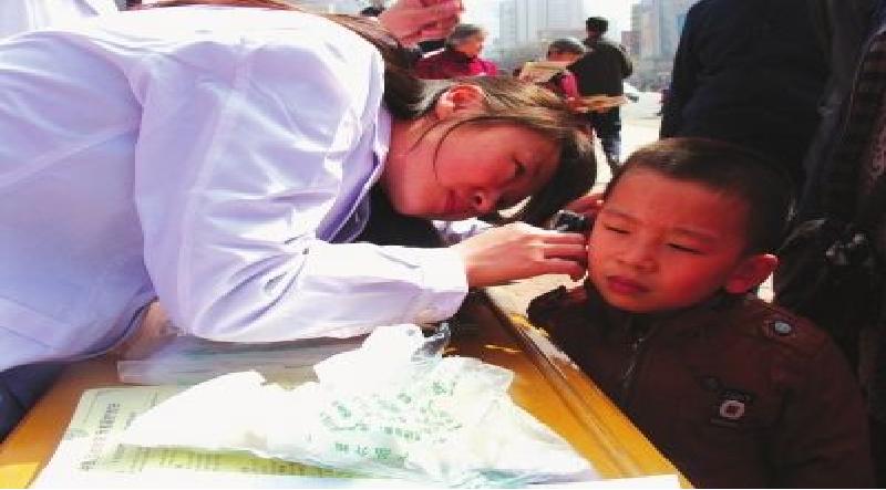 怎么才能容易给宝宝掏耳屎,该不该给小宝宝掏鼻屎