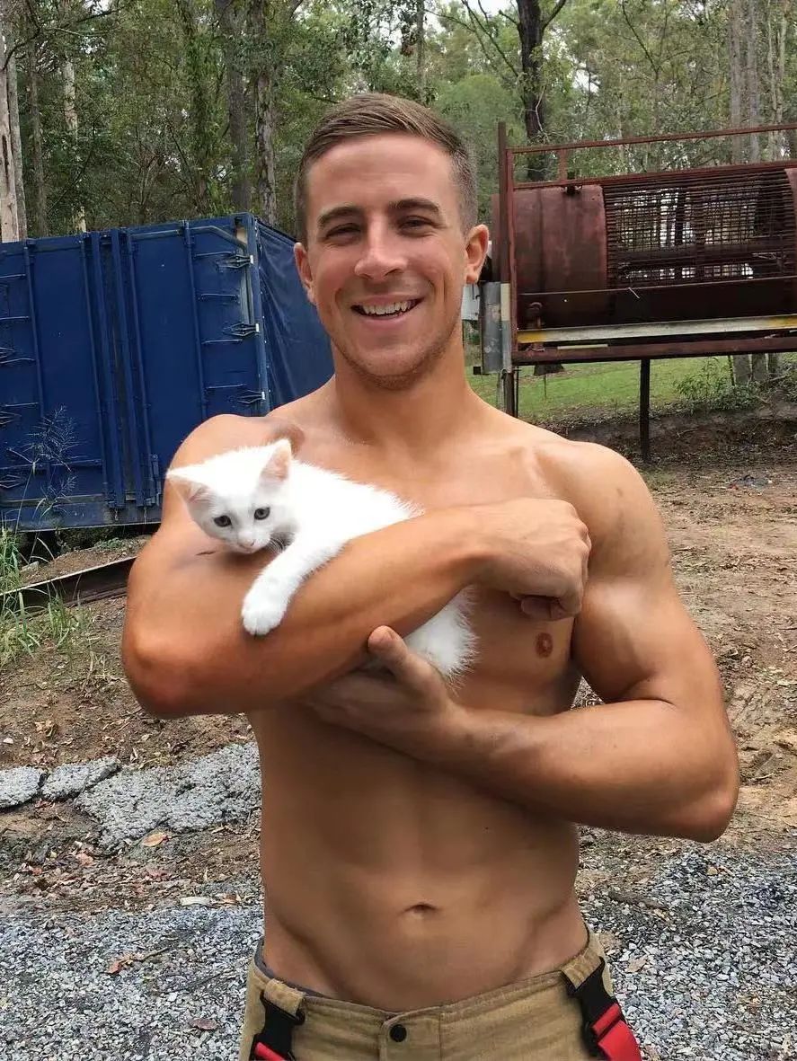 因为爸爸反对家里养狗,奶奶死活不让养狗怎么办