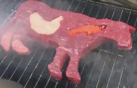 90后小哥摆摊卖烧烤,男子摆摊卖特色烧烤