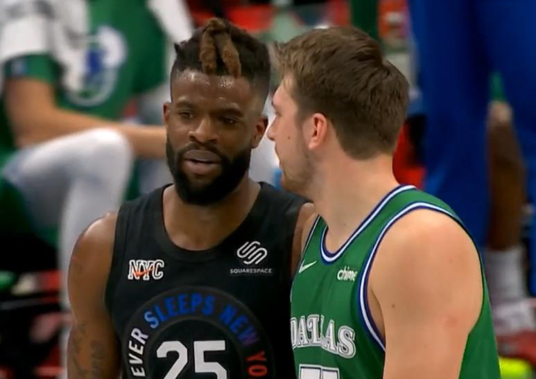 独行侠vs雷霆g3东契奇被肘击,徐静雨解说东契奇被肘击