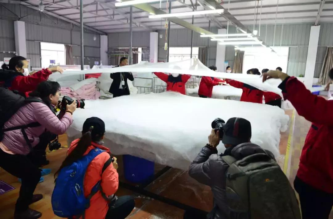 蚕丝被湿水,蚕丝被水太深怎么补救