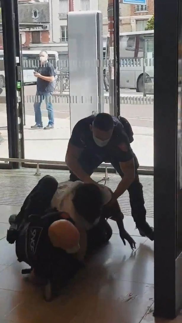 法国一黑人孕妇与铁路警卫发生口角，遭推搡按在地上，激起民愤