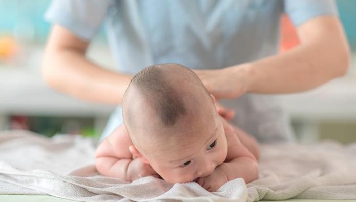 宝宝放屁臭的注意事项,宝宝放屁很臭是怎么解决