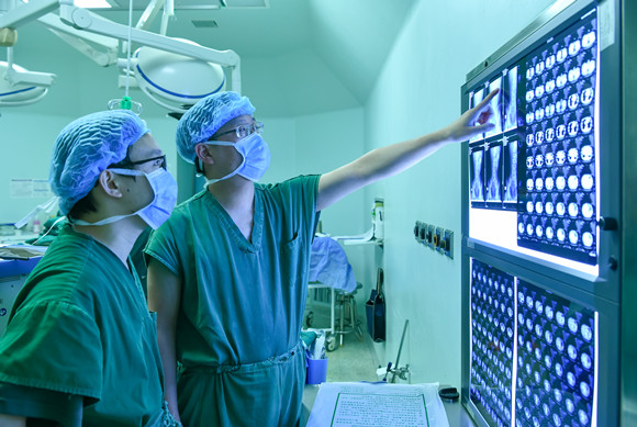 腰疼很久是不是马蹄肾的原因,小伙得了肾结石