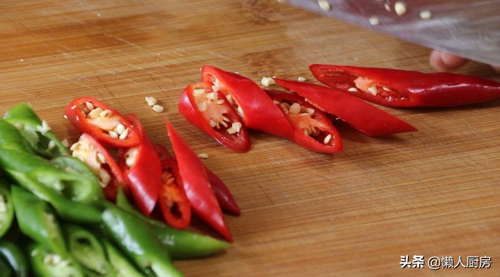 烤肠的最正宗制作过程视频,自制黑椒烤肠的做法