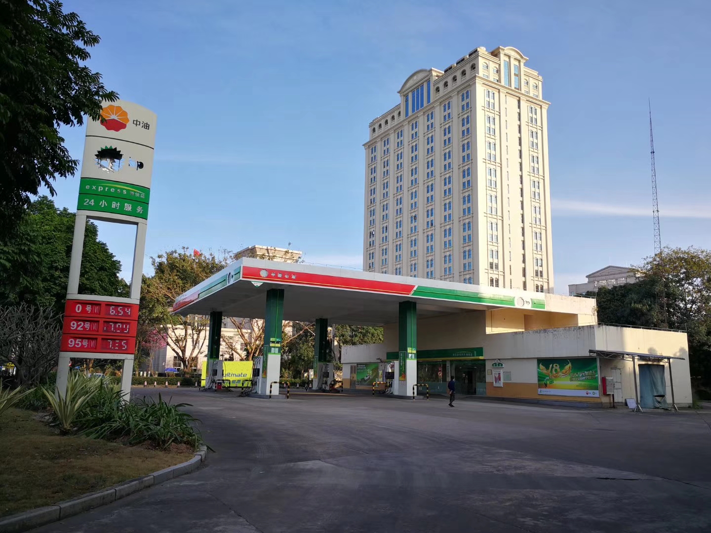 一个吝啬鬼的外资品牌迷恋，藏着对国货的怒其不争！