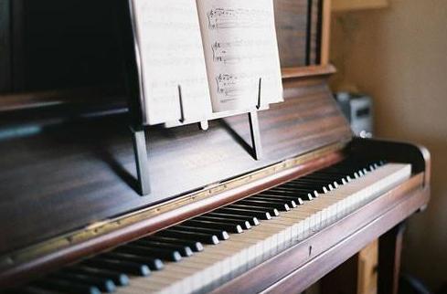 如何弹好钢琴正谱伴奏,如何弹好即兴伴奏