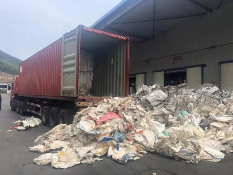 这些*私走**的“洋垃圾”中，竟有12.5吨废纸尿裤