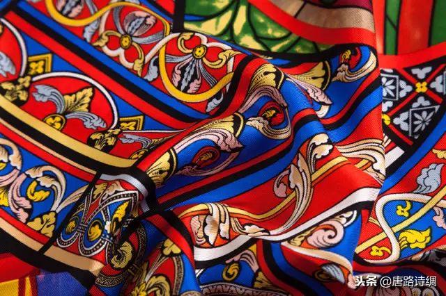 羊绒围巾这样戴简单又时尚,丝绸面料的围巾的系法