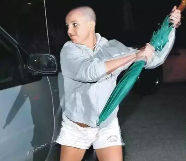 21岁被男友勒索,被父亲控制成精神病