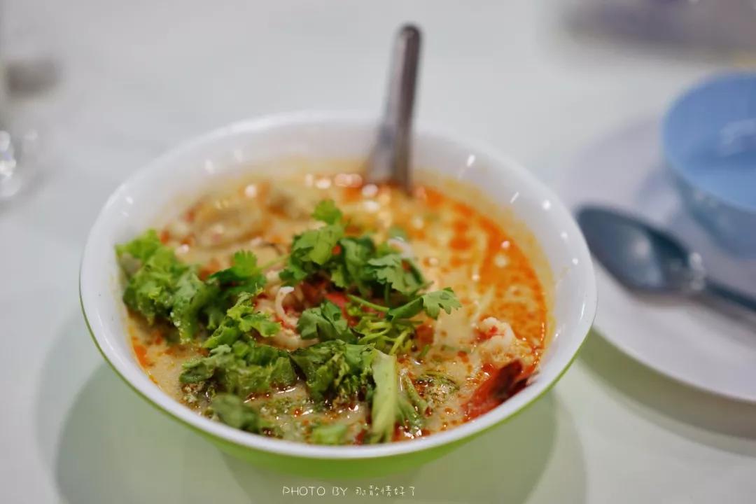 美国艺术家老夫妇定居苏梅岛十年，教游客画垃圾桶，唤醒环保意识