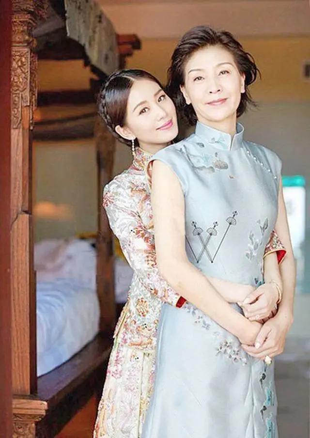 怎么挑选妈妈的婚礼上穿的衣服,婚礼上妈妈服装