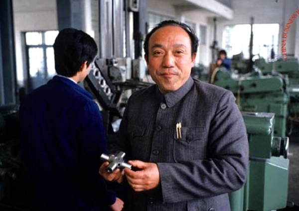 鲁冠球的传奇人生视频,简单描述鲁冠球的创业案例