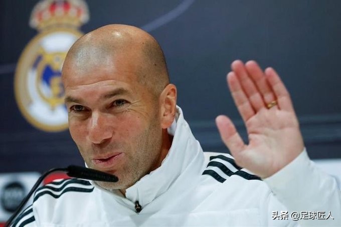 皇马丢第4球后本泽马无奈苦笑,皇马贝尔跟齐达内有啥矛盾
