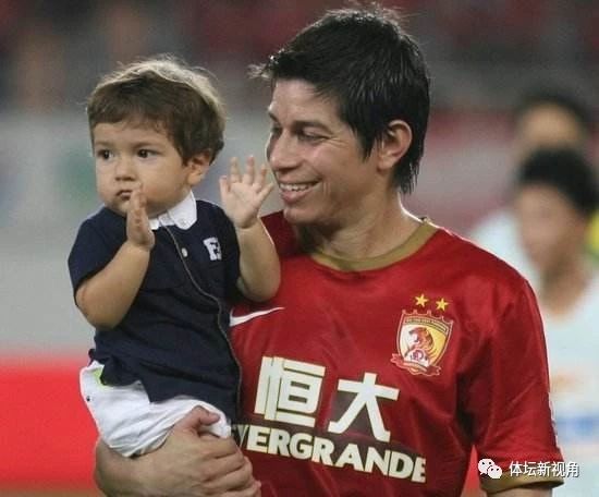 广州恒大vs上海上港赛后球迷庆祝,广州恒大致敬孔卡