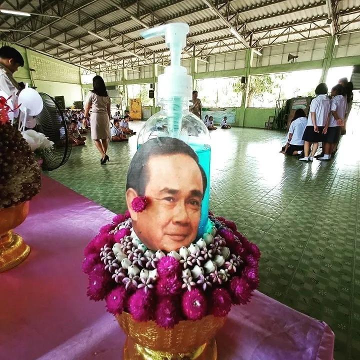 疫情之下的拜师节，泰国学生将“花盘”玩出了新花样