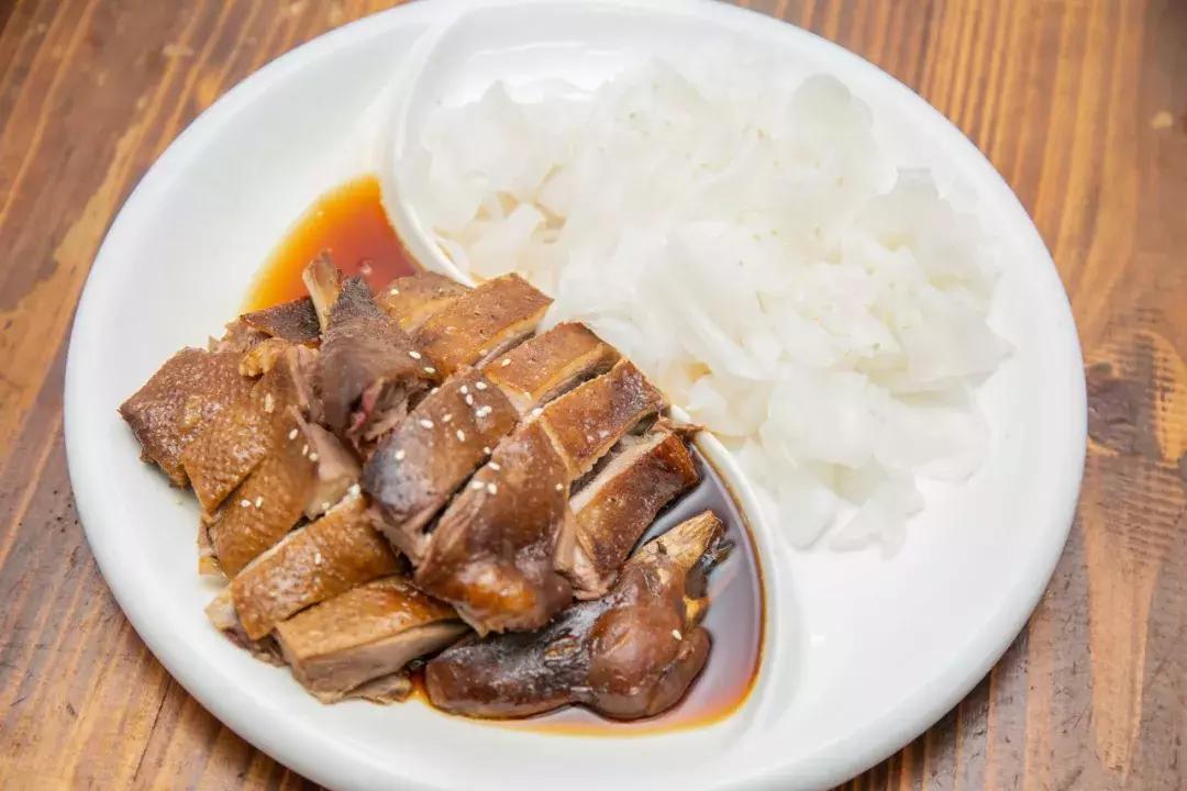 鍚嶉棬椋熷爞,闅愯棌鍦ㄤ竴鐗囧巶鍖轰箣涓殑楗爞