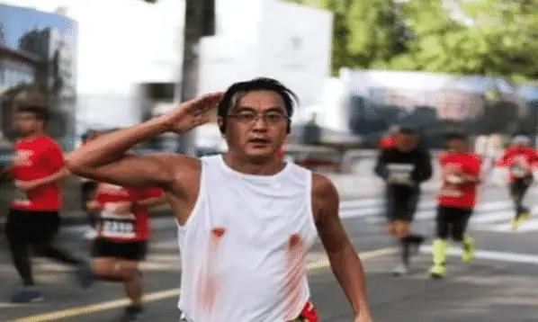 为何说跑马拉松时一定要粘贴纸,女生跑马拉松有必要戴乳贴吗