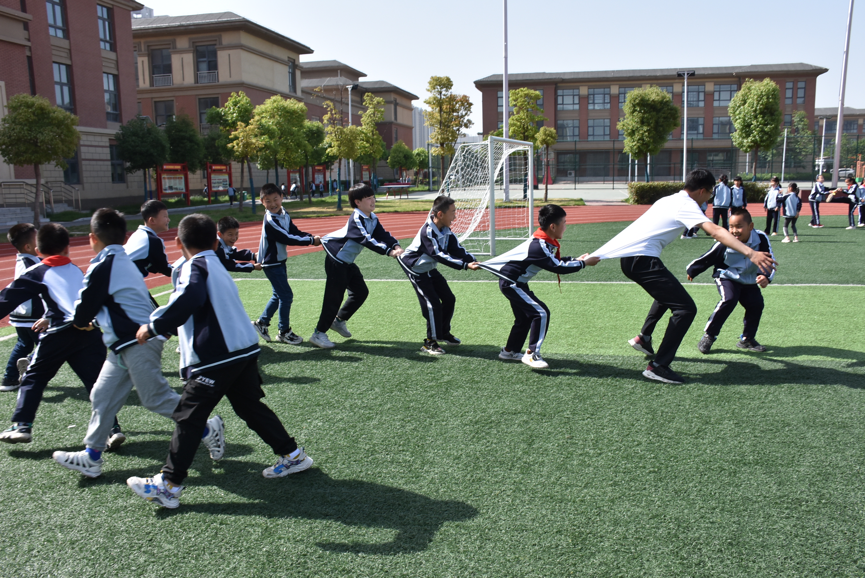 打造智创体育乐享缤纷童年,打造多彩大课间