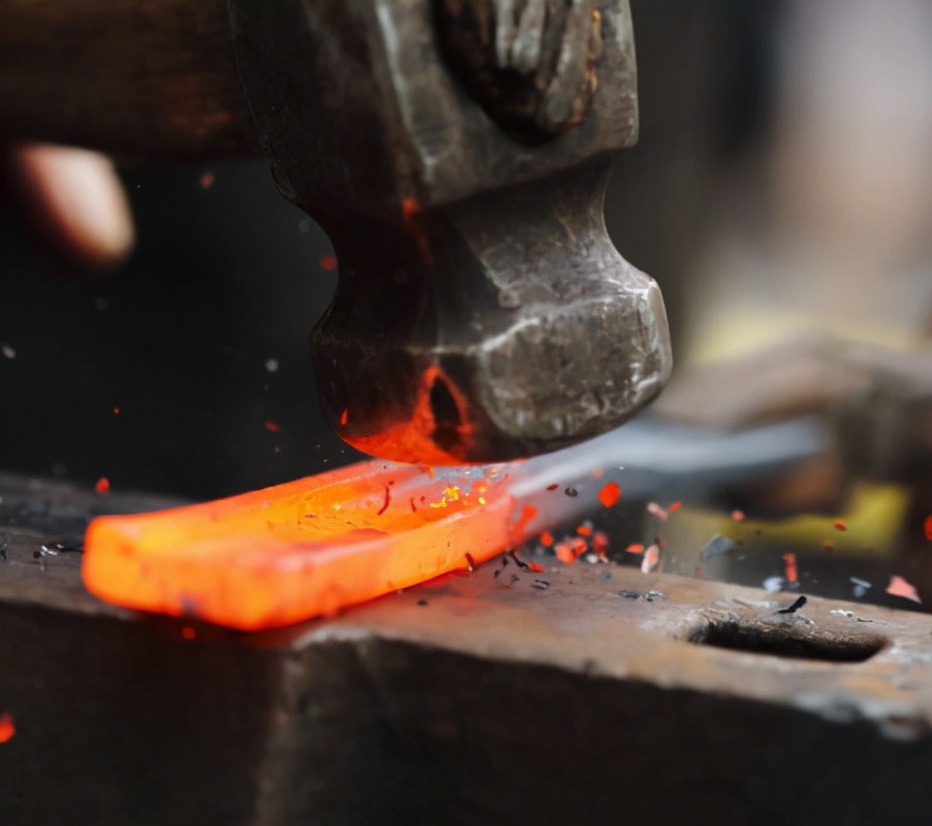 汽车涉水后引擎盖一直冒白烟，这是怎么回事？