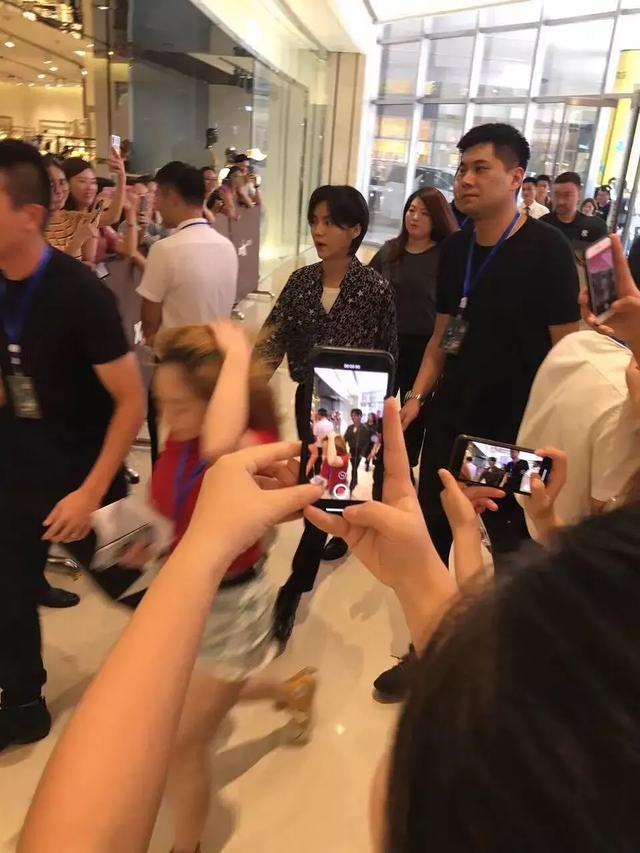 鹿晗近日活动图片,鹿晗近期活动图