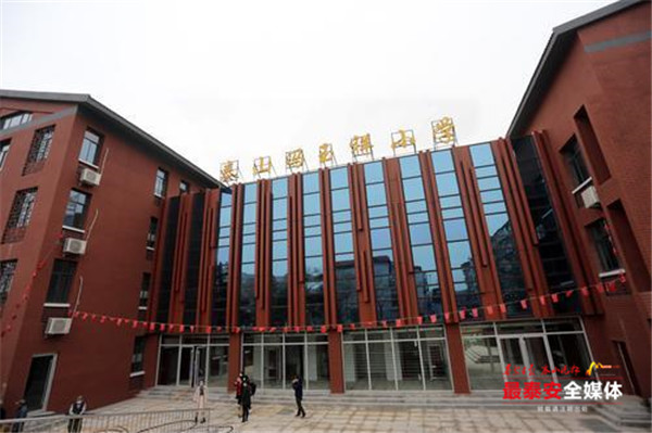 学校独特的文化氛围和人文气息,学校教育环境和氛围