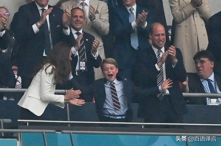 24年威廉王子和乔治王子看球赛,威廉凯特带乔治王子看欧冠