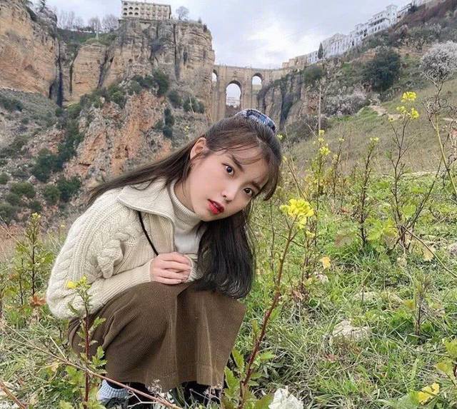 她是“韩国版”刘诗诗,今穿针织衫灯芯绒裙,27岁甜美似高中生