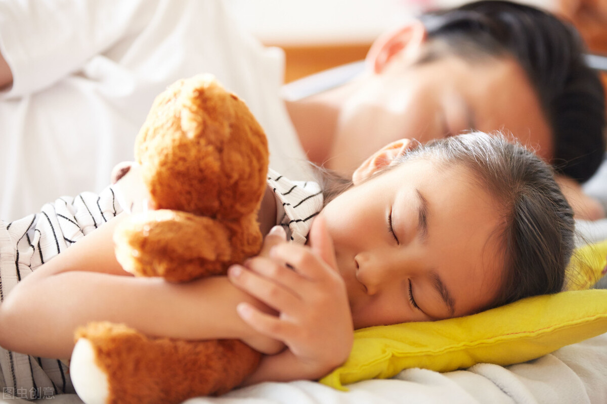 儿子3岁总是摸着妈妈乳房睡觉,我觉得很不方便,怎么合适地拒绝?