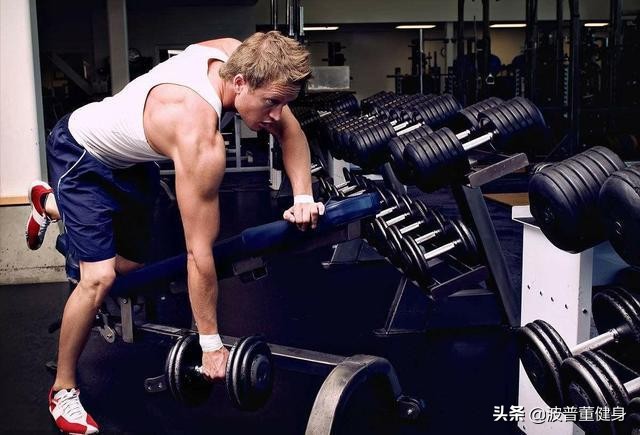 哑铃练背新手高效的动作,哑铃练背最直接有效动作