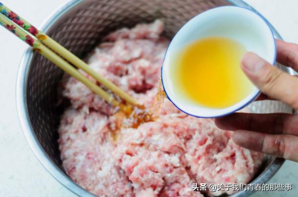 调肉饺子馅别加料酒！记住“盐水油”3步，咬一口满嘴油，香喷喷