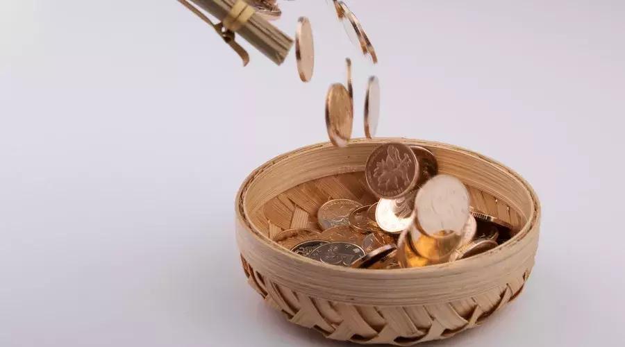 一方欠债会冻结配偶银行卡吗,一方欠债可执行另一方公积金吗