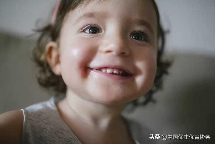 宝宝牙齿出的晚是不是缺钙了,是不是缺钙的宝宝出牙晚