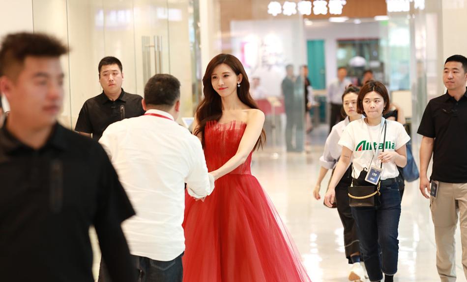 林志玲红色内衣代言,林志玲出席代言风情妩媚