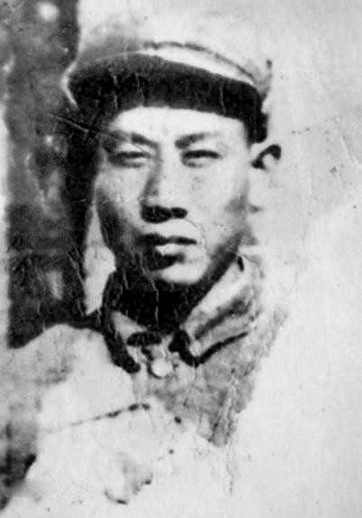 女儿收拾父亲遗物，发现一张“破烂奖状”，原来父亲是特等功臣