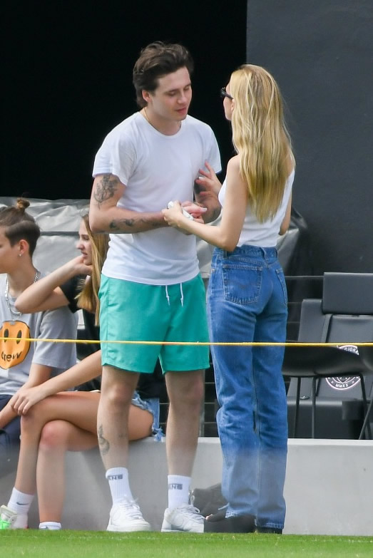 贝克汉姆带儿子踢足球,贝克汉姆贝嫂带小七