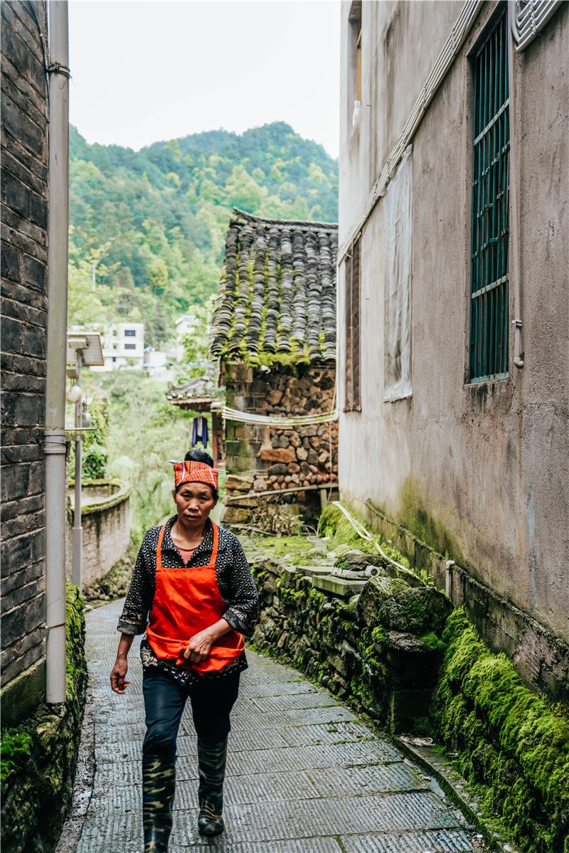 贵州旅游被带去银饰非遗传承馆,贵州千户苗寨银饰一条街