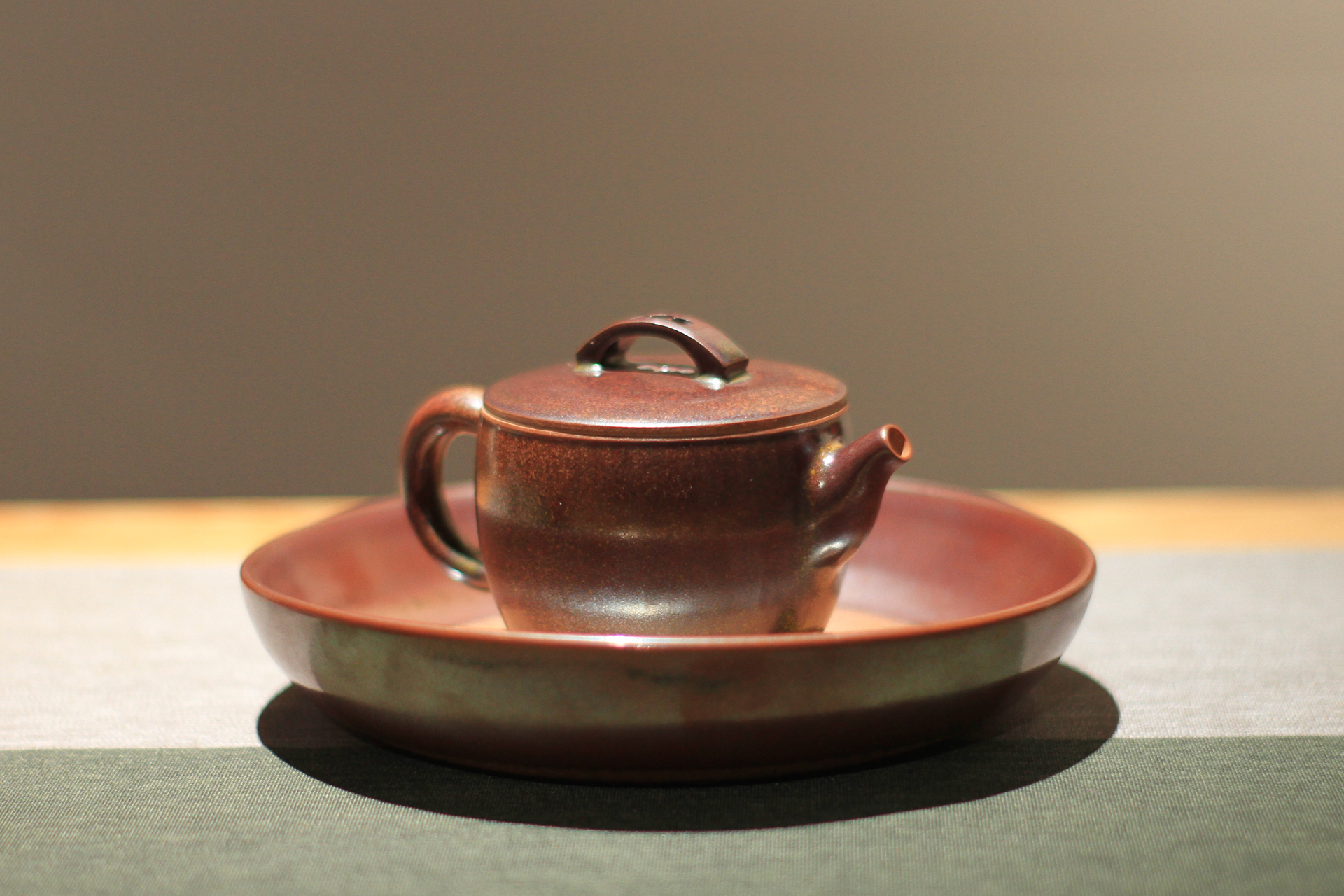 钧瓷作品欣赏紫砂壶,紫砂壶为什么比钧瓷壶卖得贵