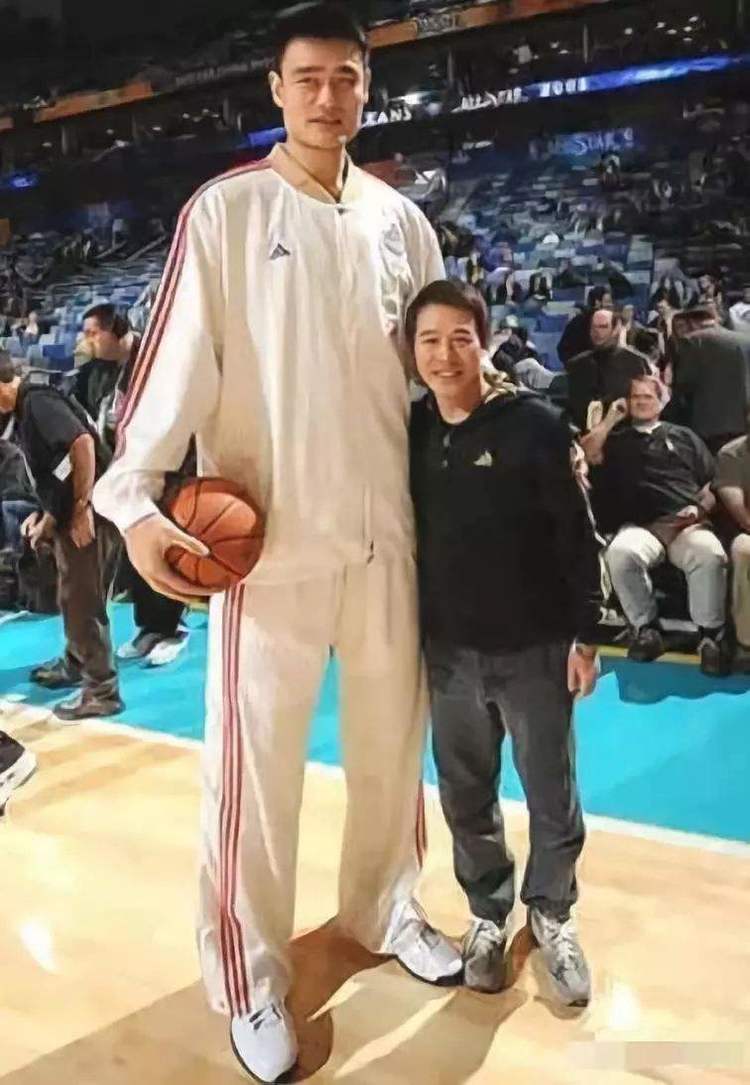 姚明坐车视频大全,姚明坐车姿态