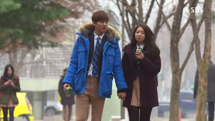 都说鹅绒贵为什么售价比鸭绒便宜,加拿大鹅和蒙克羽绒服哪件比较好