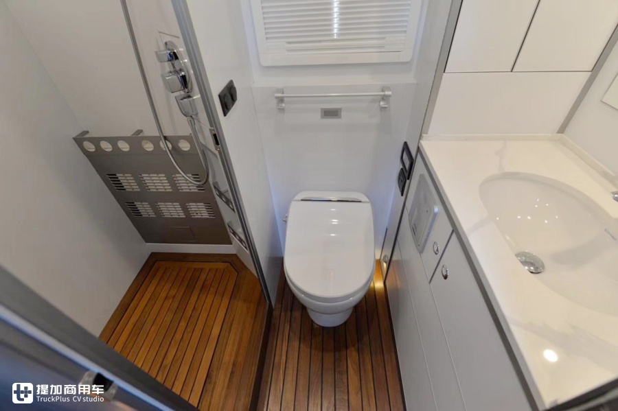 顶级越野房车8x8阿莫迪罗双层,移动的钢铁城堡