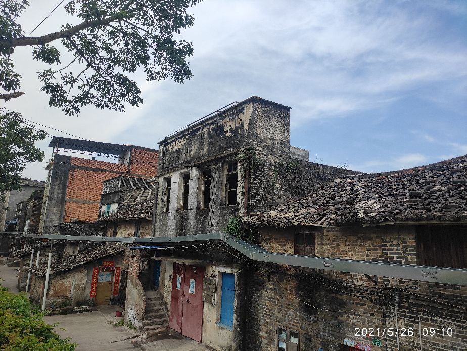 前路漫漫也要勇敢的往前走,前路漫漫只有一步一个脚印往前走