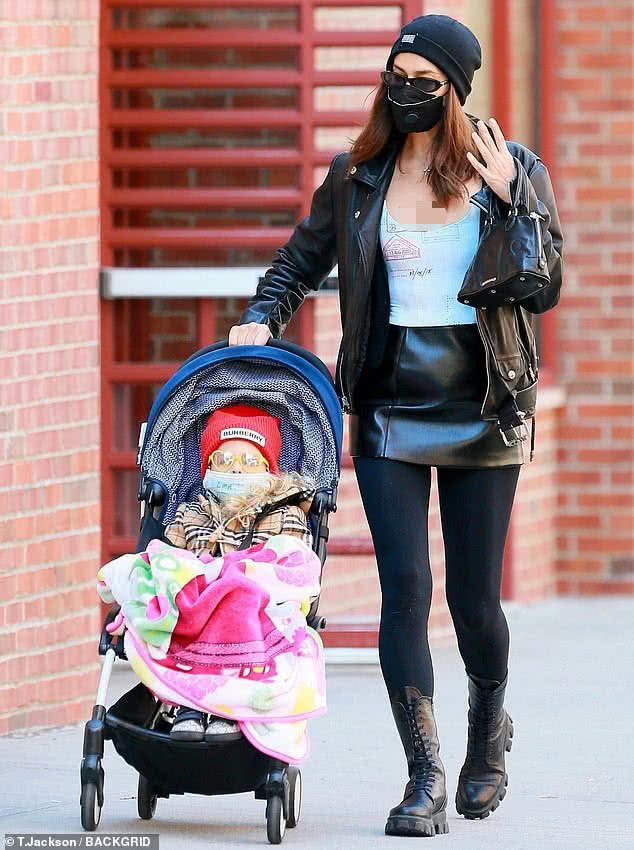 超模伊莲娜走秀视频,超模伊莲娜亮相纽约街头