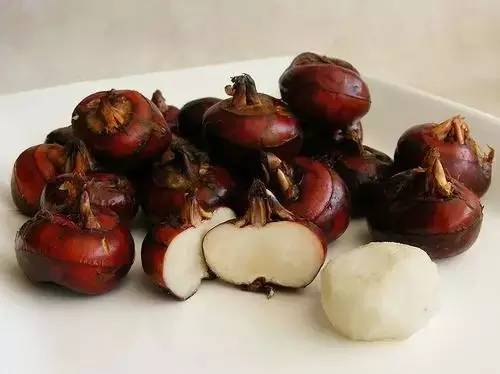 桂林荔浦马蹄：被誉为“地下明珠”，吃着清甜还能清热润肺