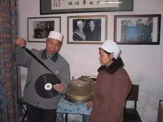 老人46年坚持为山里老人放电影,老人46年来坚持进山为村民放电影