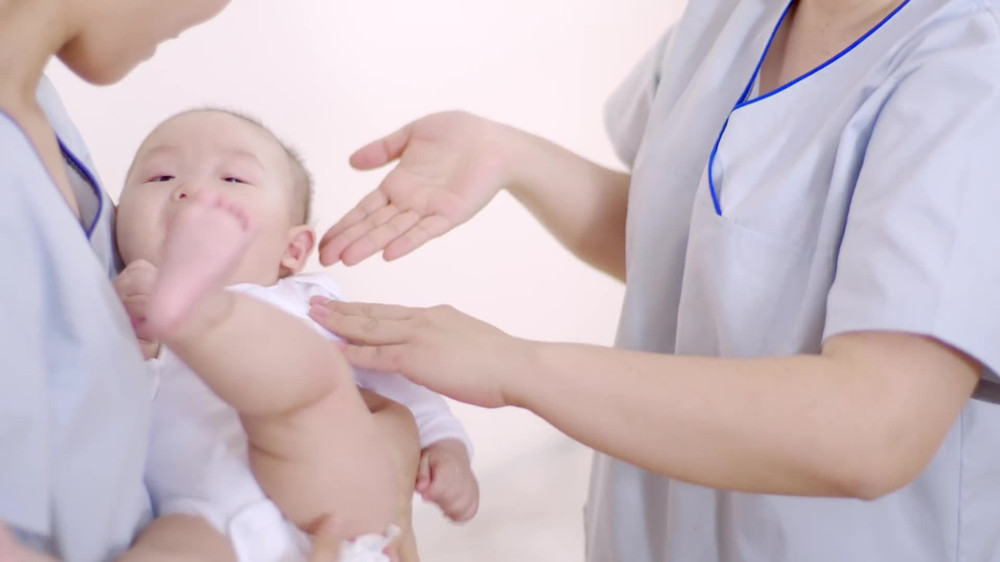 竖抱宝宝如何托起头,竖抱宝宝往怀里拱