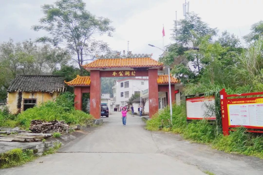 重岩叠嶂的峰峦,重岩叠嶂的山峰